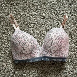 Victoria's Secret t-shirt lightly lined wireless bra